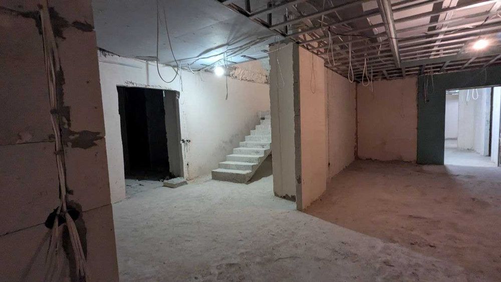 Фасадное помещение свободного назначения на Французском бульваре.