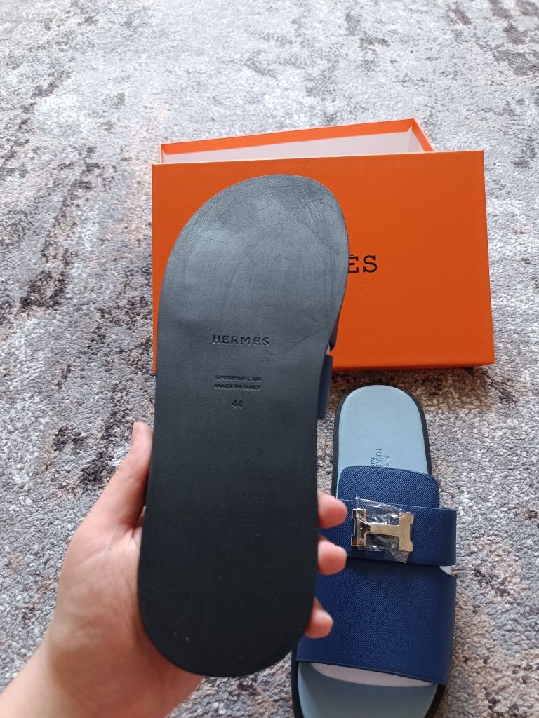 Шльопанці Hermes.
