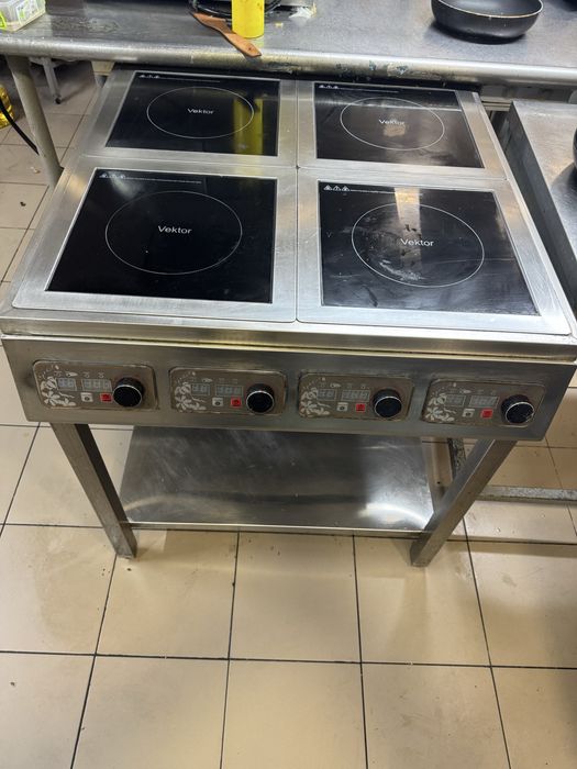 В связи с закрытием ресторана предется оборудование, посуда и мебель