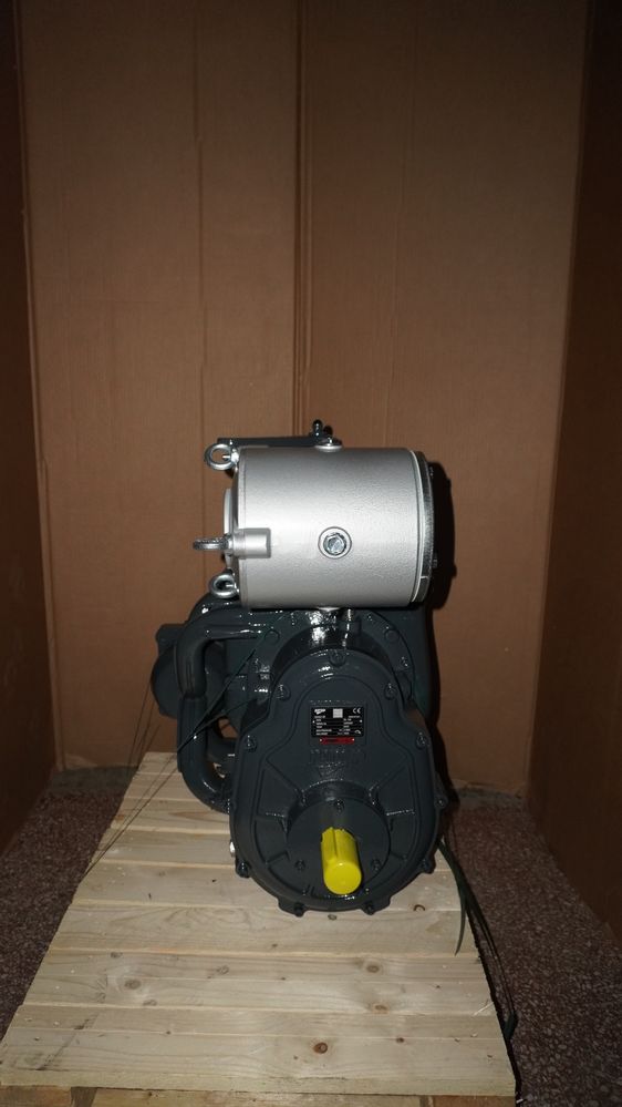 Вакуумний насос Jurop DL 150 роторный .