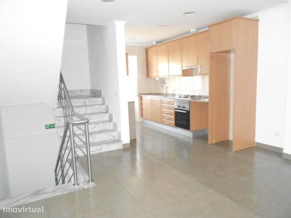 T2 Triplex Linda-a-Pastora, Queijas, Remodelado Recentemente.
