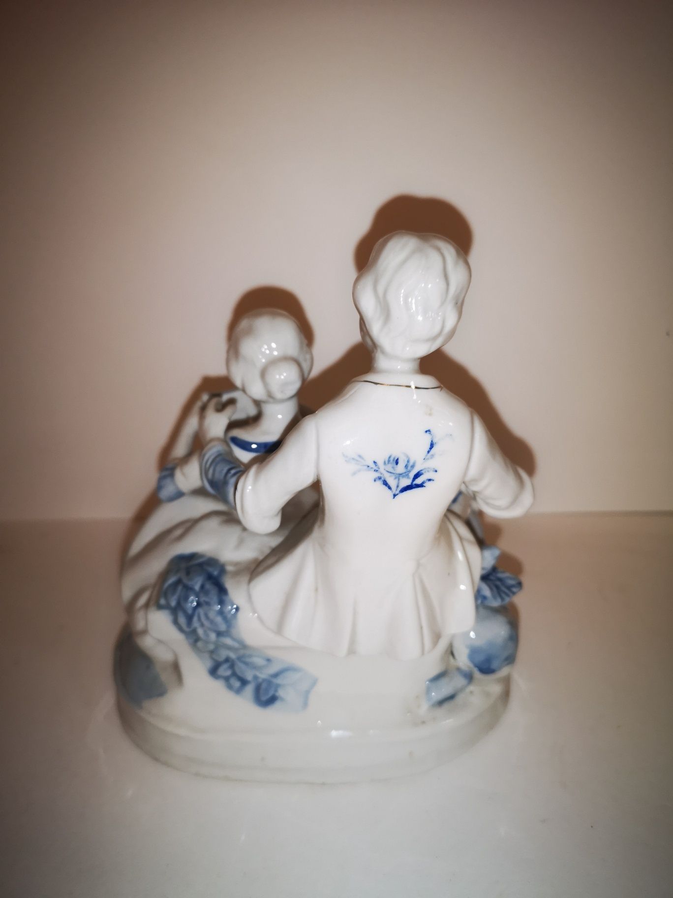 Porcelanowa figurka kobiety z harfą i mężczyzny z barankiem