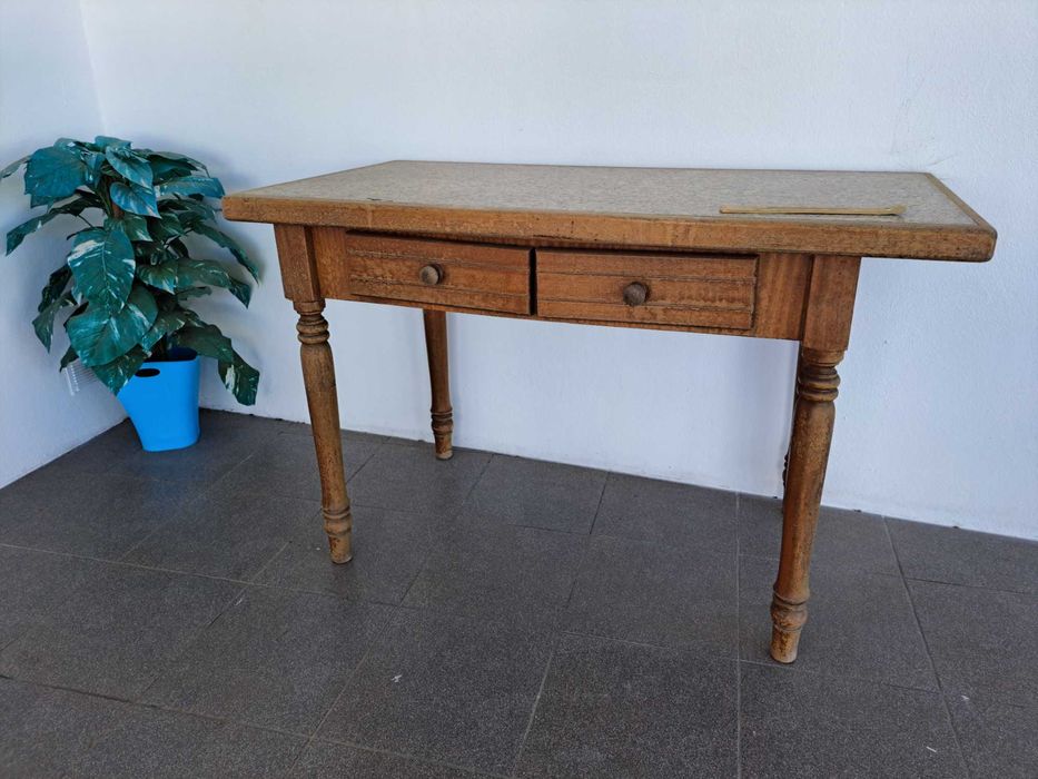 Mesa de madeira e tampo em granito