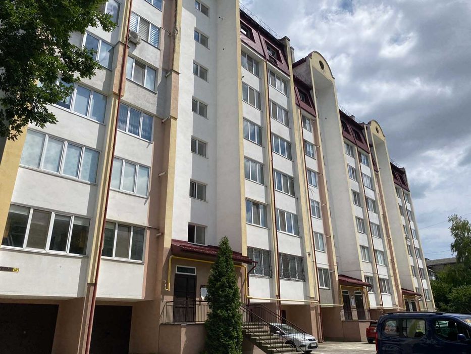 Продаж трикімнатної квартири неподалік парку та озера