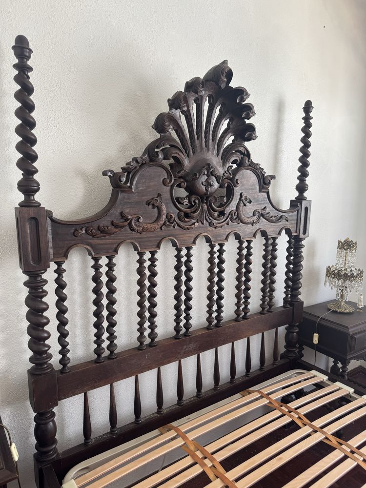 Cama antiga de madeira feita a mão