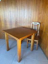 Conjunto de uma mesa e quatro Cadeiras