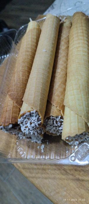 Вафельні трубочки з згущеним молоком