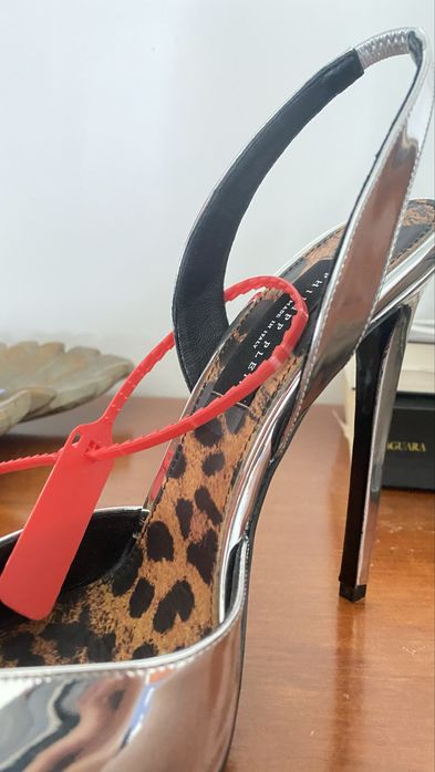 Sapatos sling back prateados