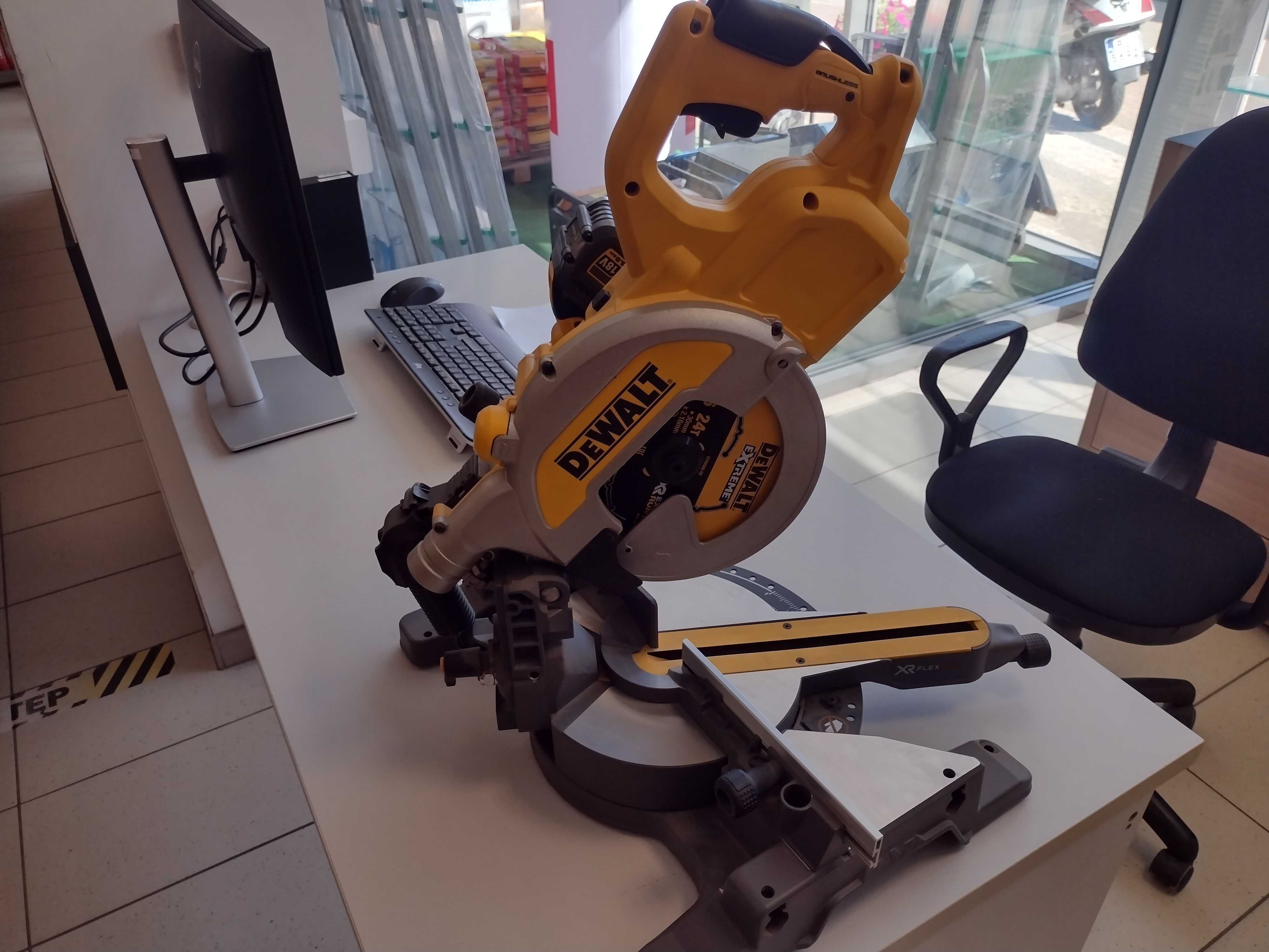 Nowa Pilarka ukosowa DEWALT DCS777 54V  + dwie baterie + ładowarka