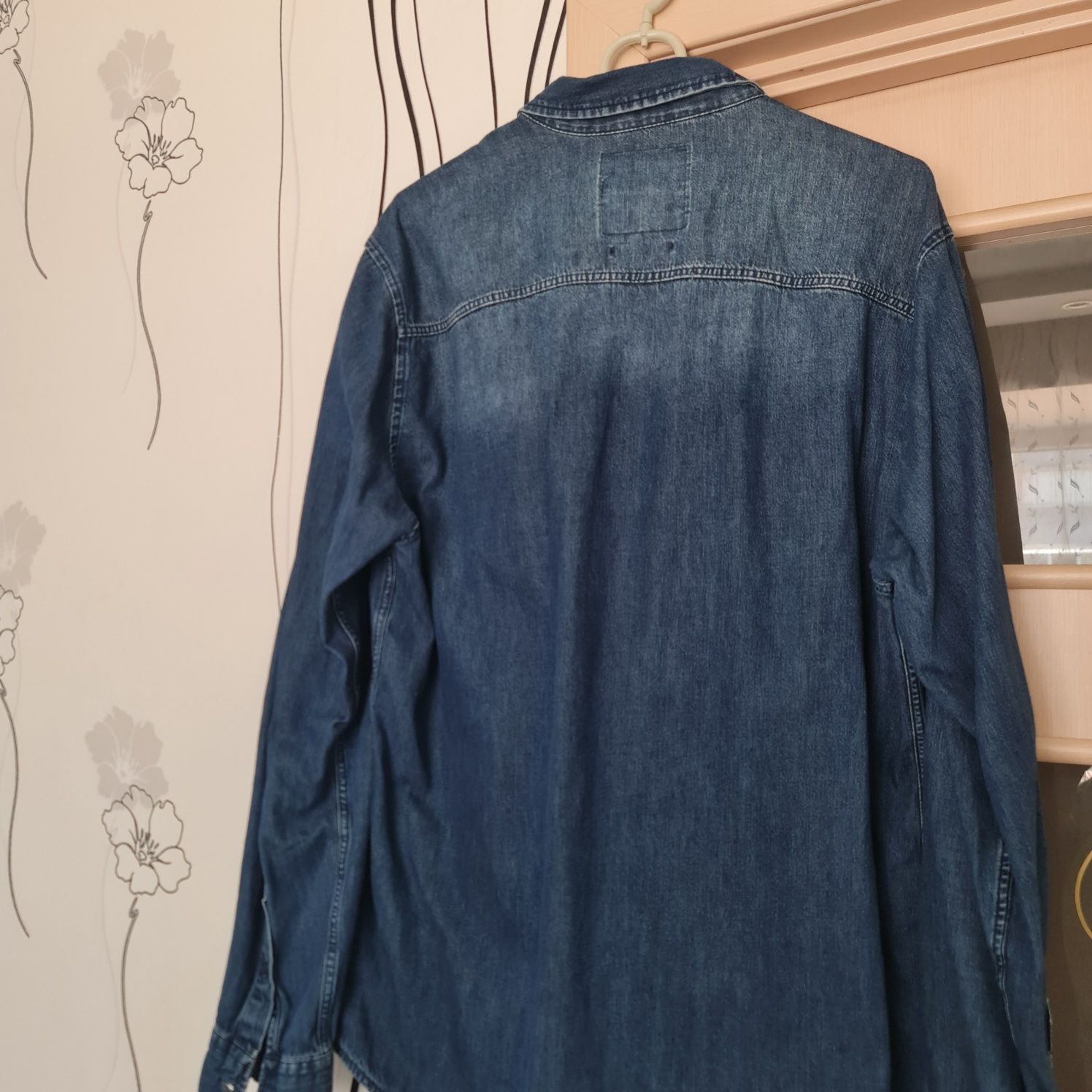 Лёгкая мужская джинсовая рубашка LcwJeans. Распродажа