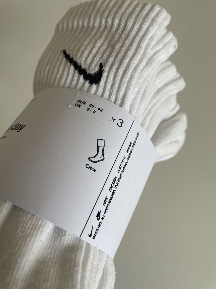 Nike Wysokie Białe Skarpety 38-42(3 par) frota na stopie