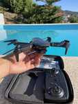 Drone por com câmara e acessórios.