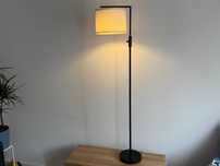 Lampa stojąca z opcjami temperatury światła
