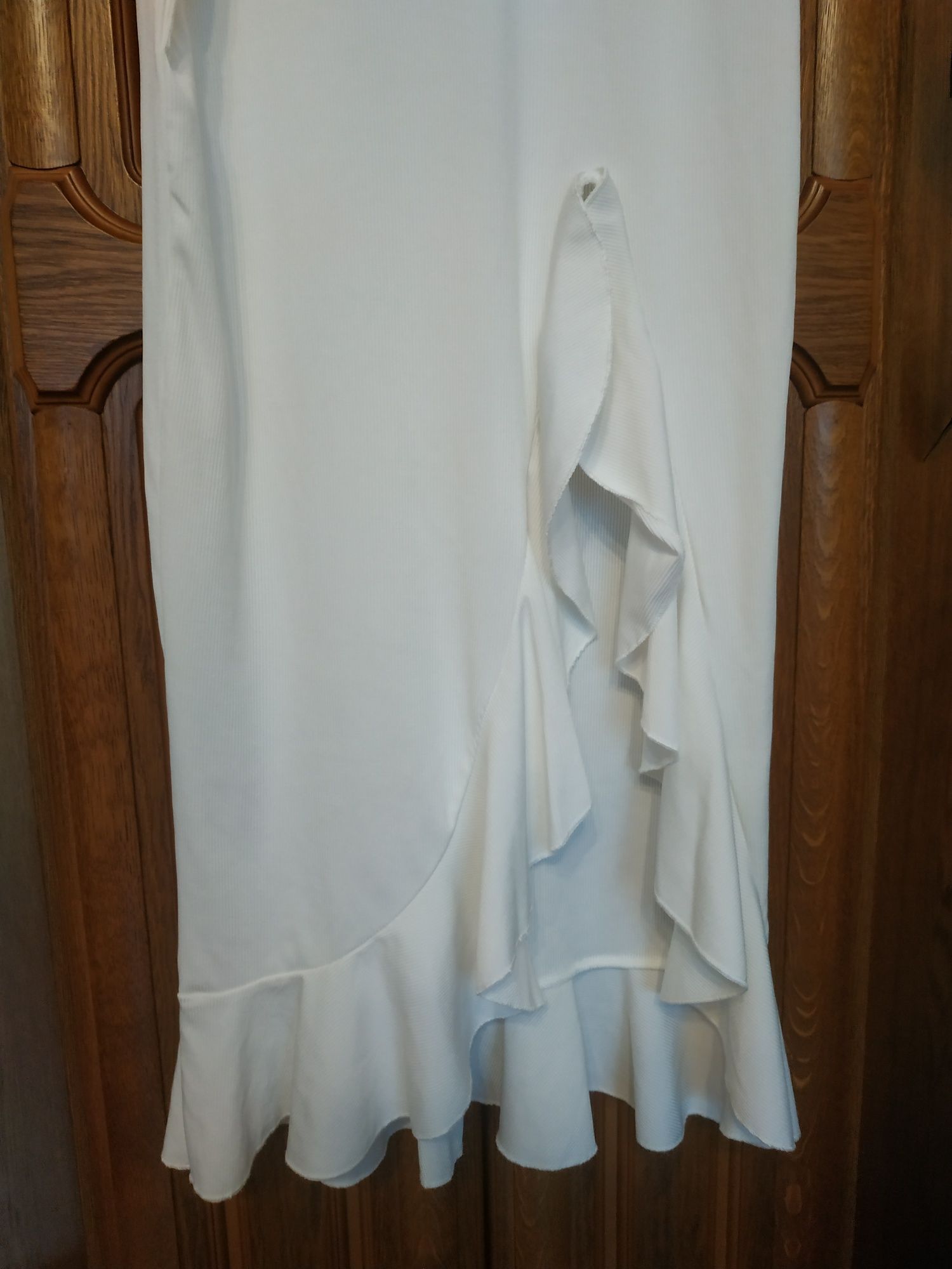 Biała sukienka z falbanami