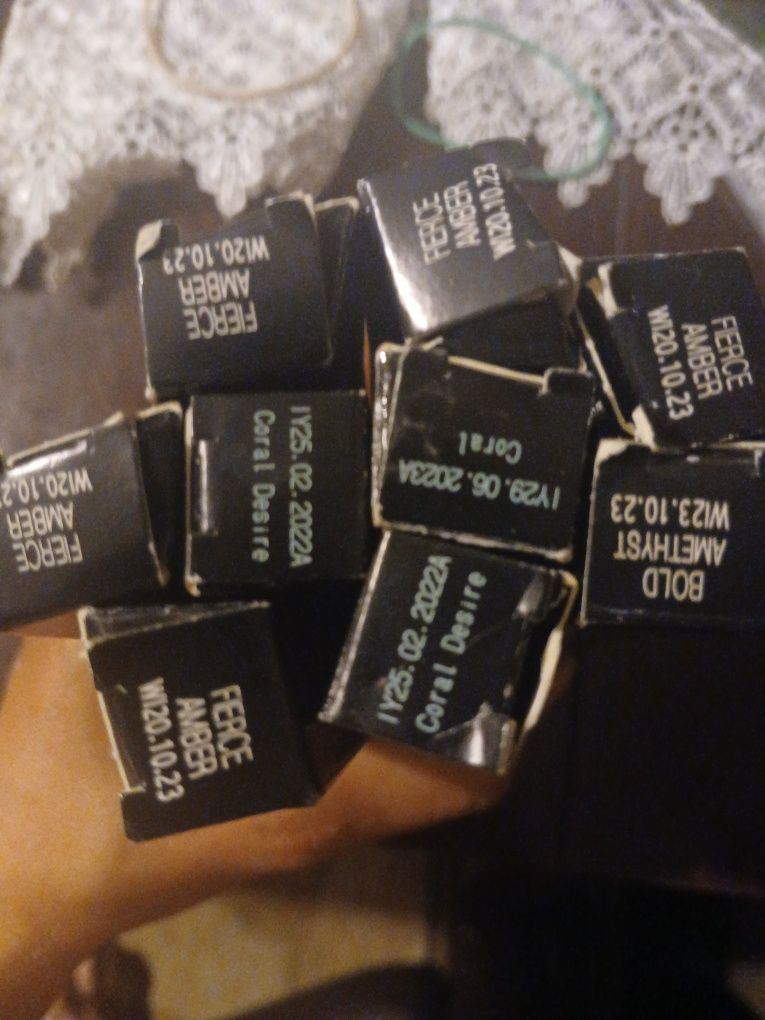 Konturowka do ust ,oczu avon