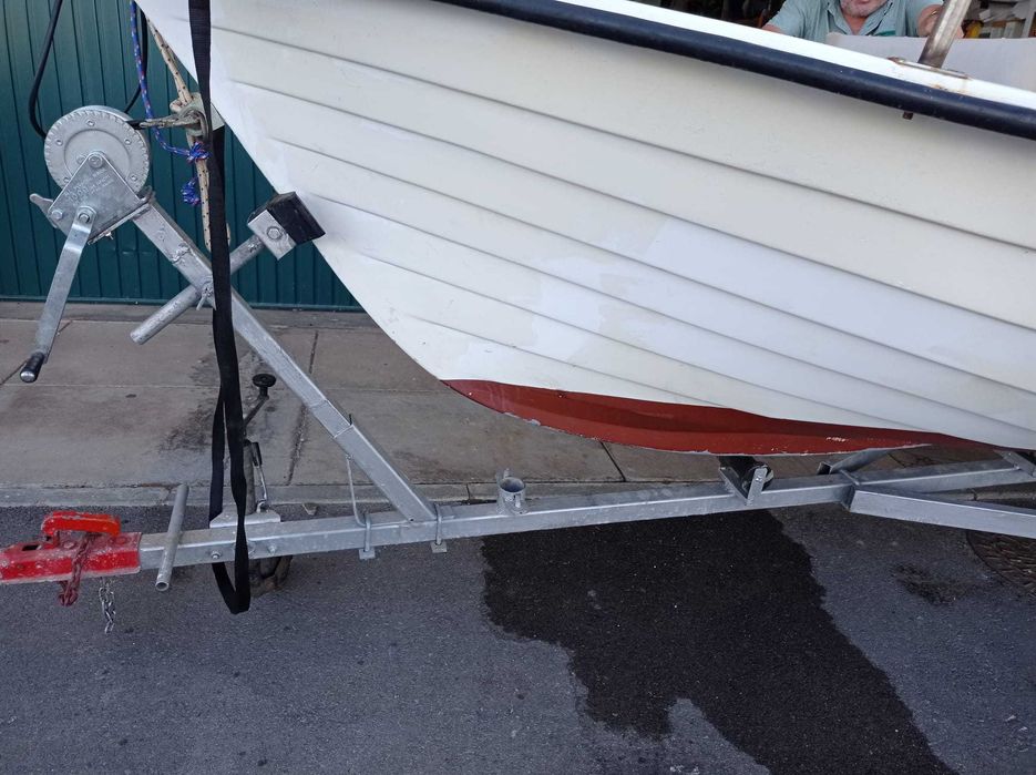 Embarcação de recreio 4,70m 25 HP e respectivo atrelado