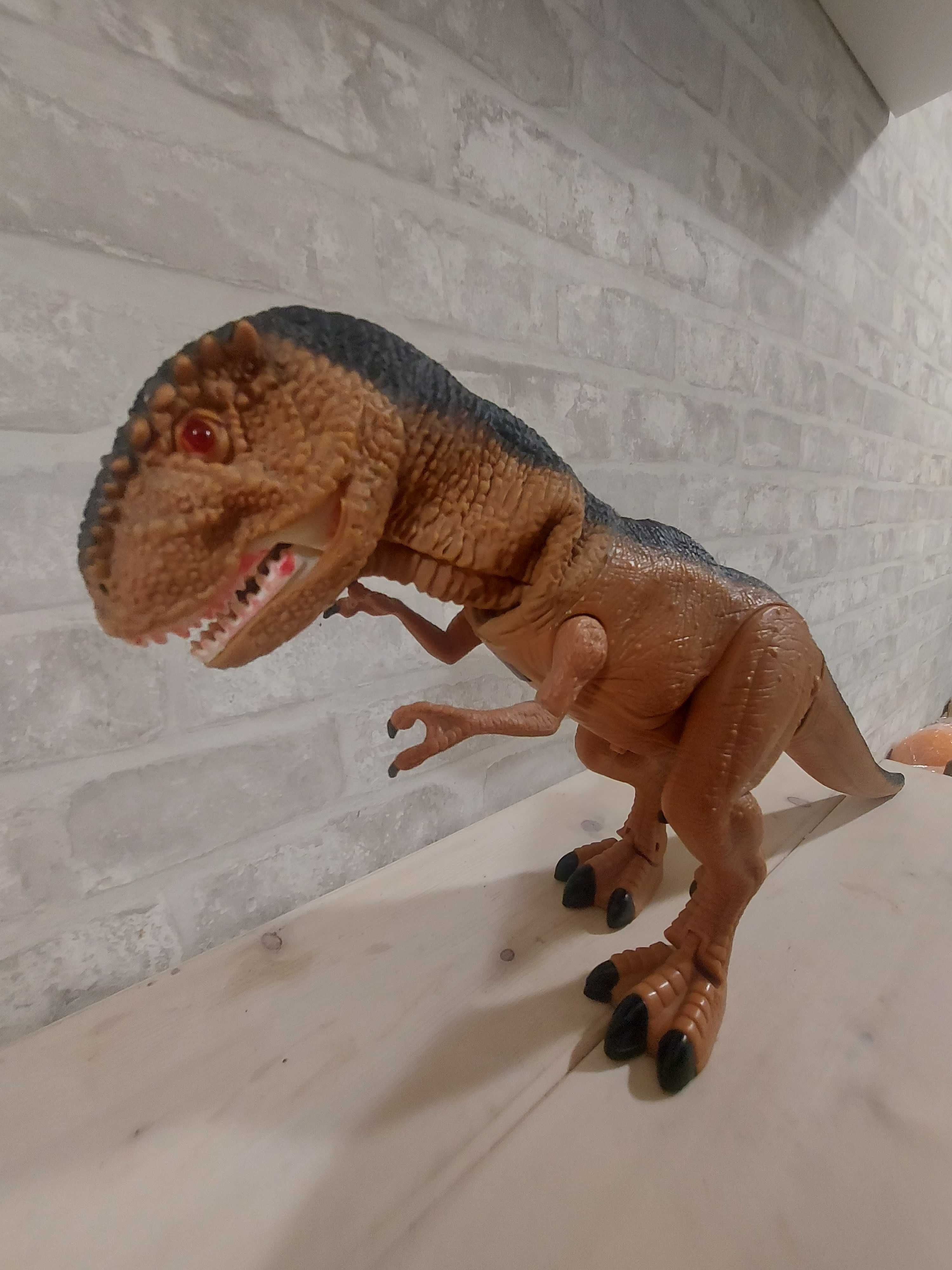 Dinozaur na baterie z pilotem