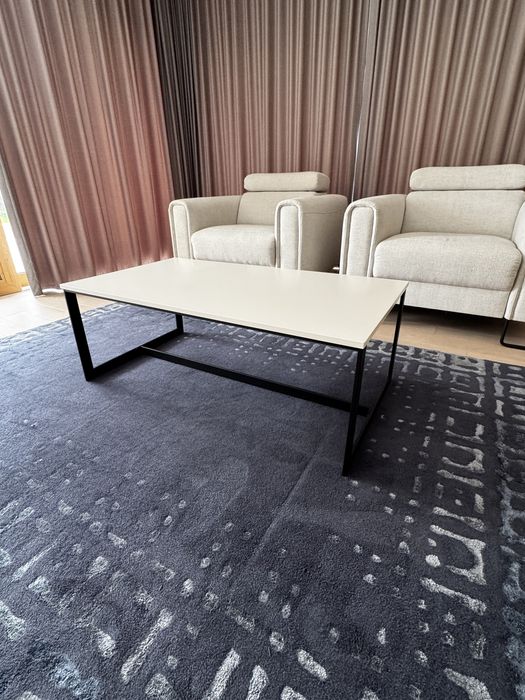 Biały stolik kawowy