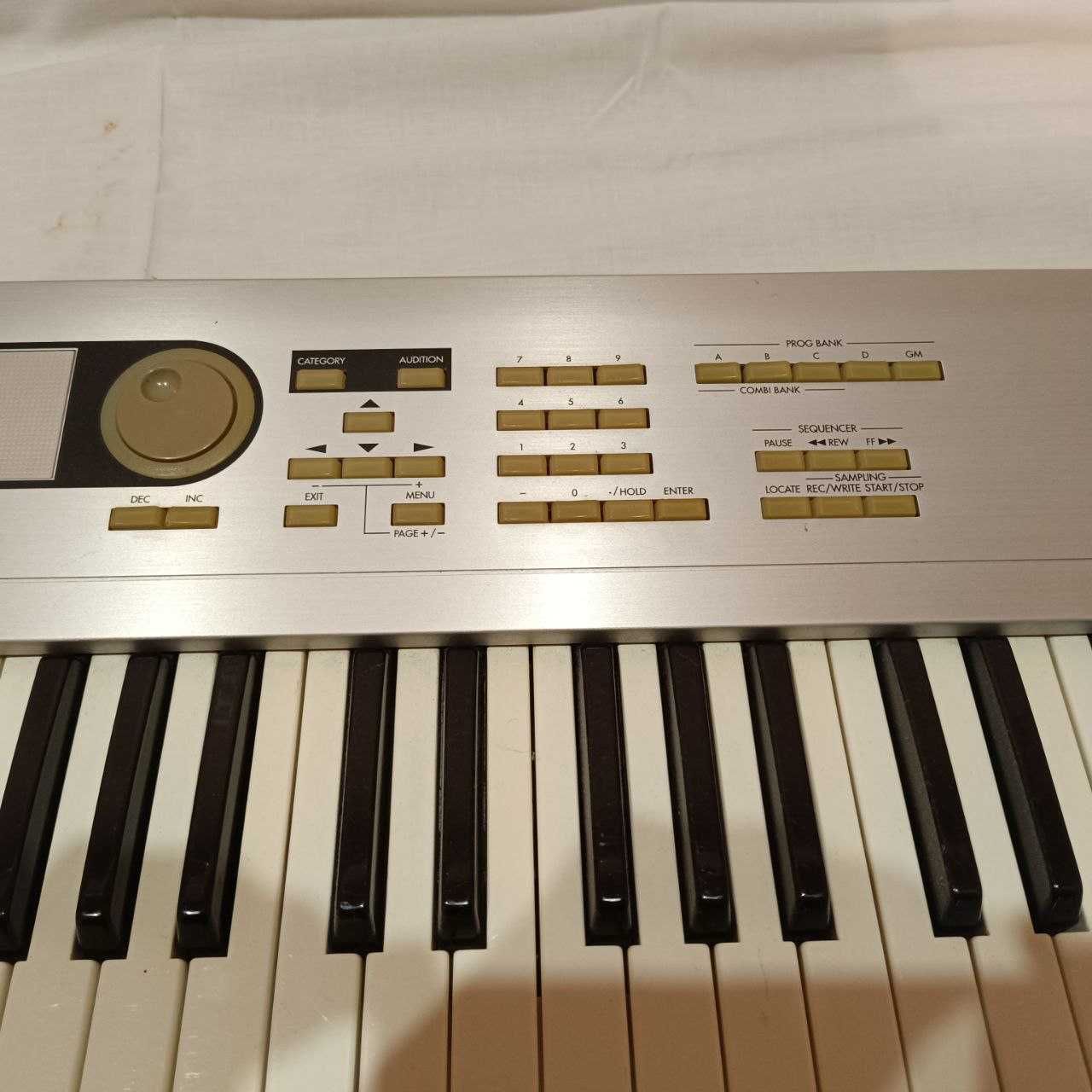 Музична робоча станція KORG TRITON Le 76