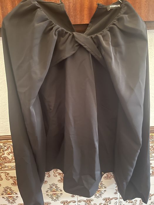 Blusa preta ,tamanho S de mangas largas