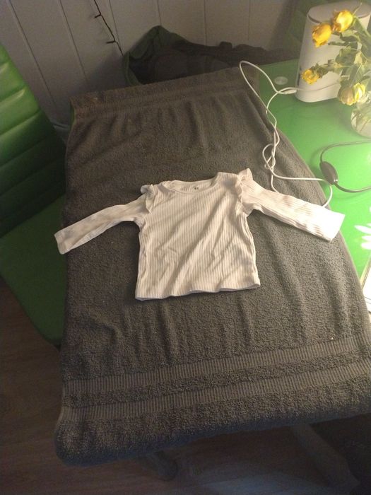 Białe prążkowane bluzka niemowlęca z długim rękawem i falbankami