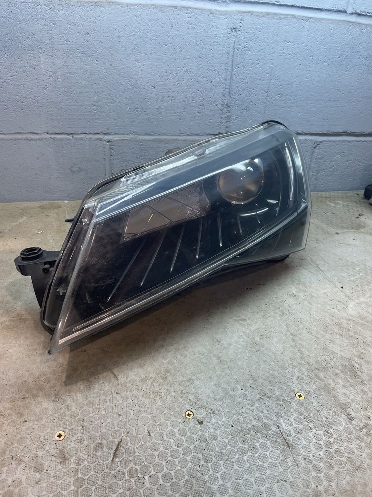 Skoda SuperB xenon led lampa lewy przód przed lift