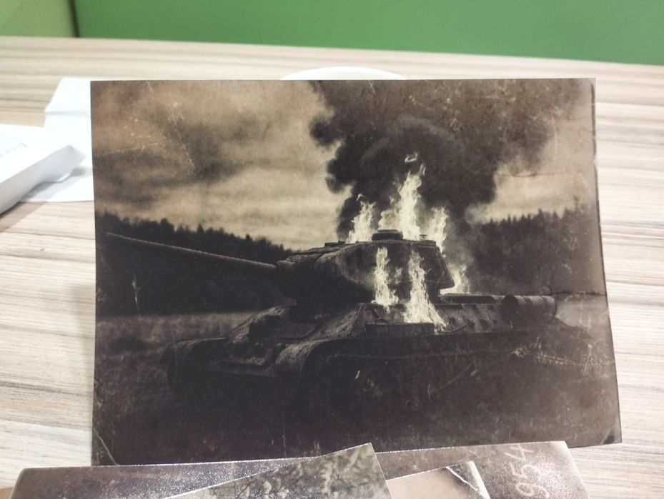 Stylizowane zdjęcia archiwalne – czołgi T-34, wraki, II wojna światowa