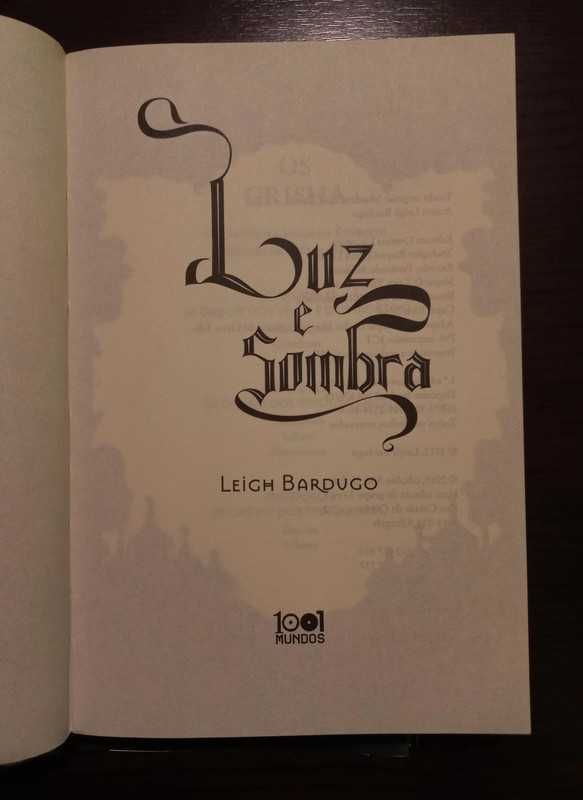 Livro Shadow and Bone (Luz e Sombra)