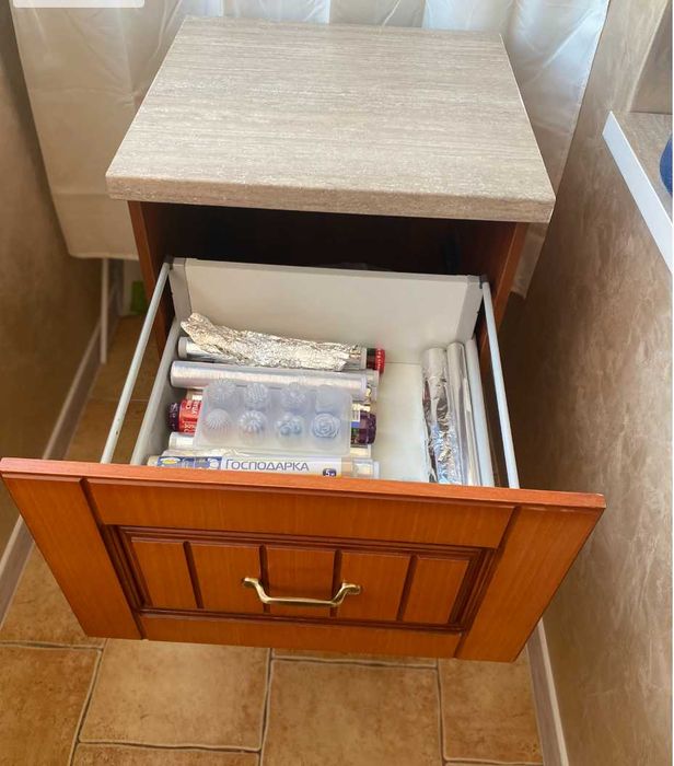Цену снижено! Продам хорошую тумбу из дерева для кухни / гостиной