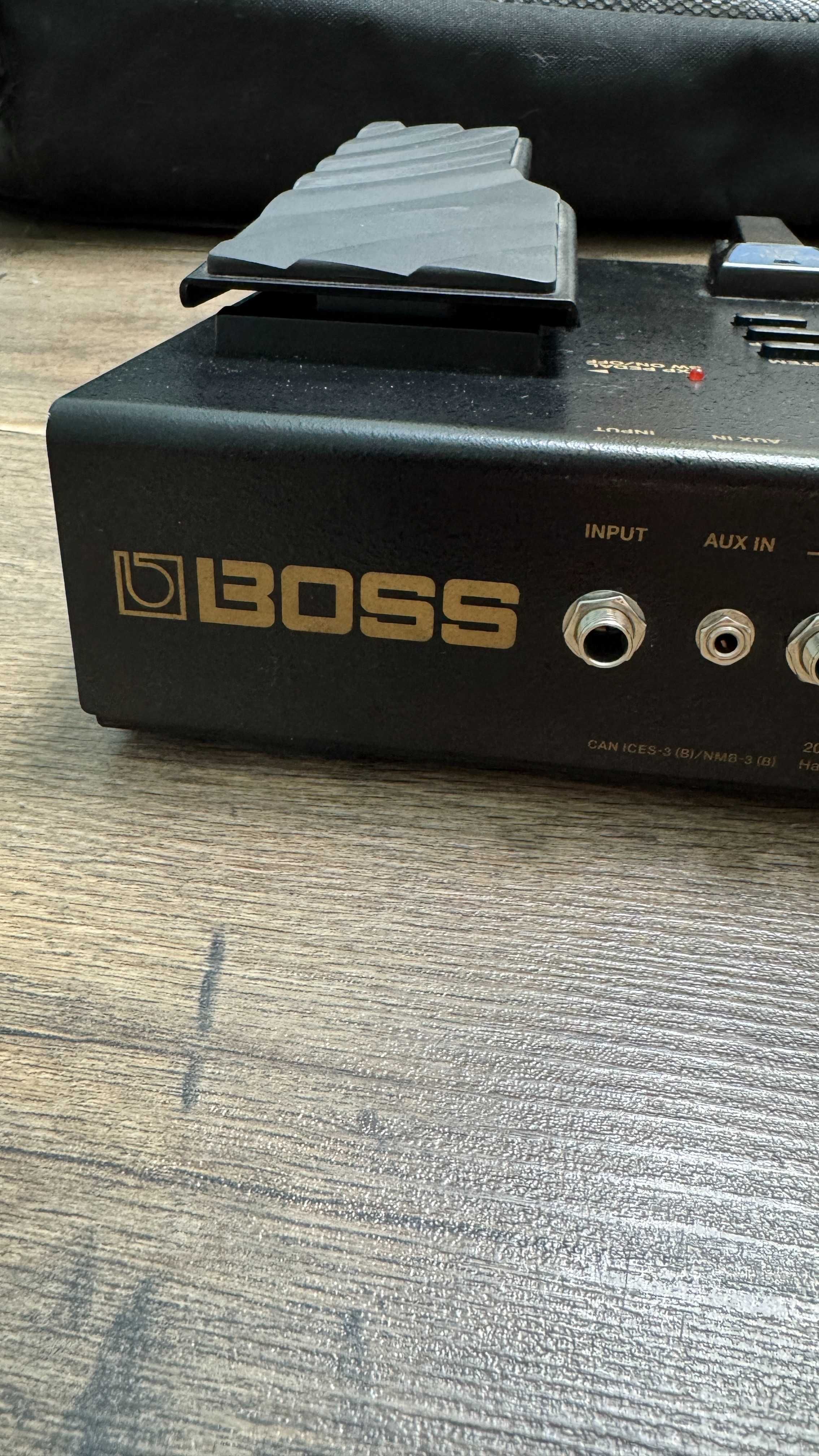 Гітарний процесор ефектів Boss GT100 з чохлом Gator G-MultiFX 2411
