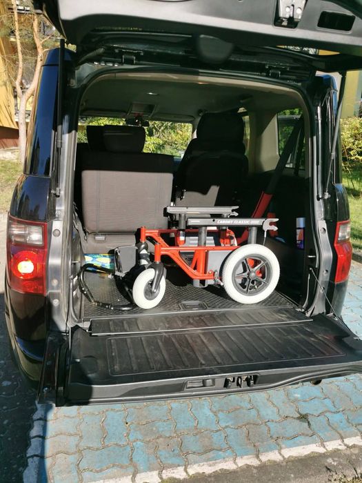 Fotel do samochodu dla niepełnosprawnych z podwoziem