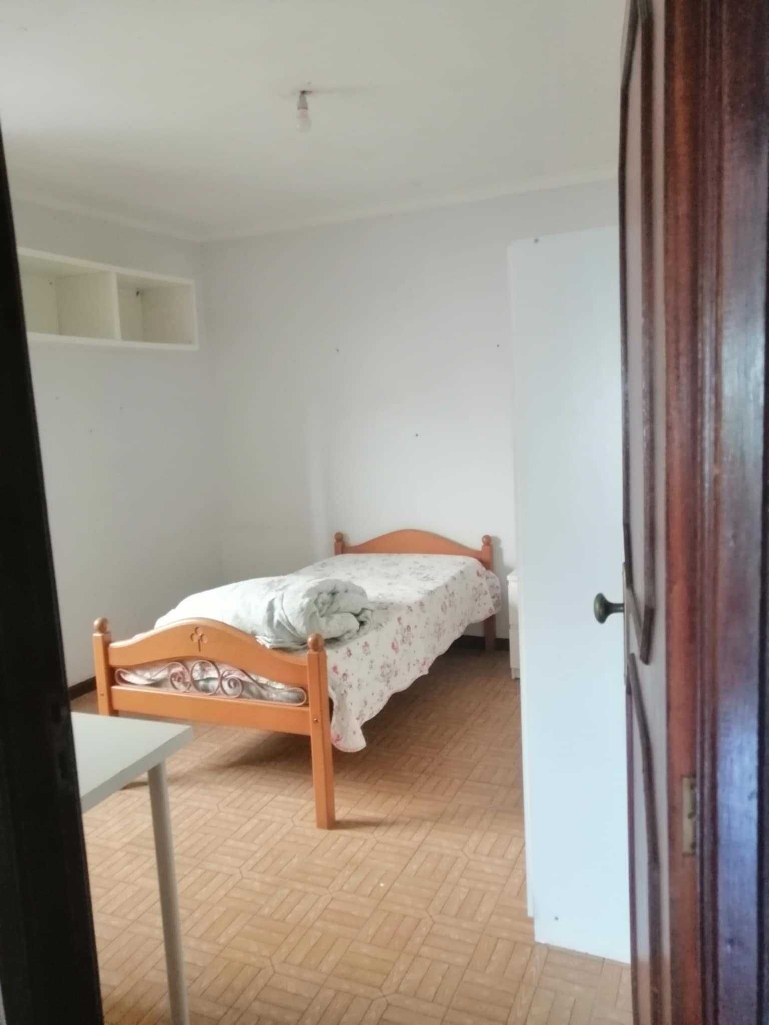 Alugo quarto em Alfena