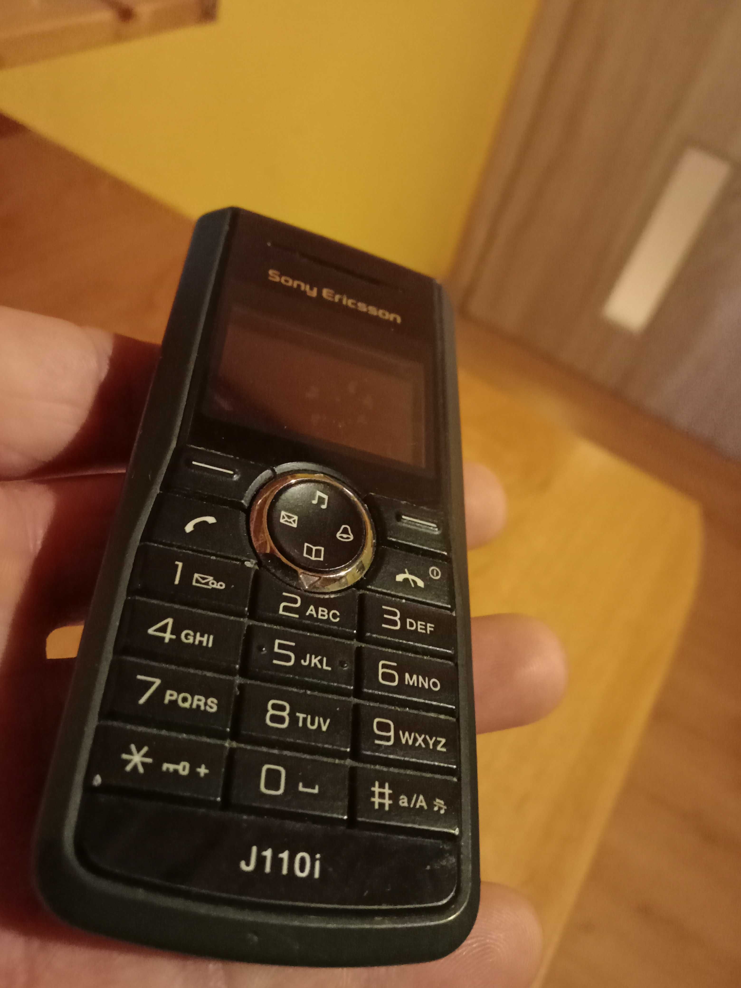 Sony Ericsson J110i z ładowarką samochodową.