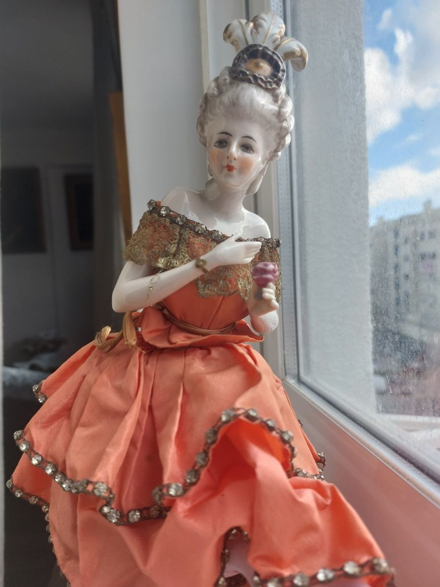 Boneca de porcelana Europa inicio do sec XX traje original da época