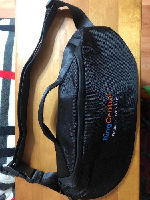 Черная сумка-бананка