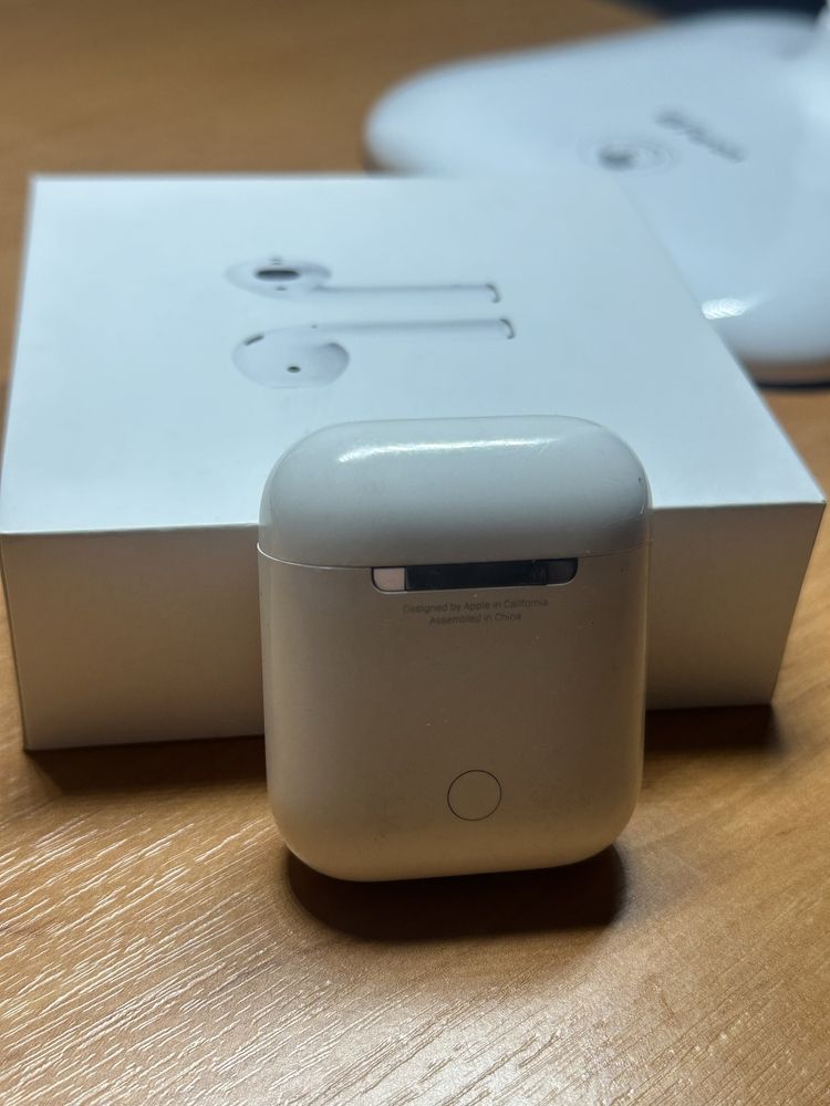 Оригінальні Бездротові навушники AirPods with Charging Case