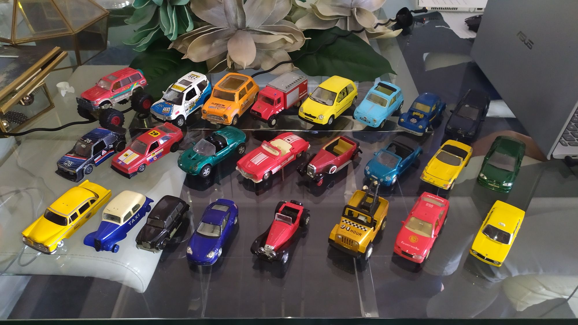 Carros miniaturas de várias marcas
