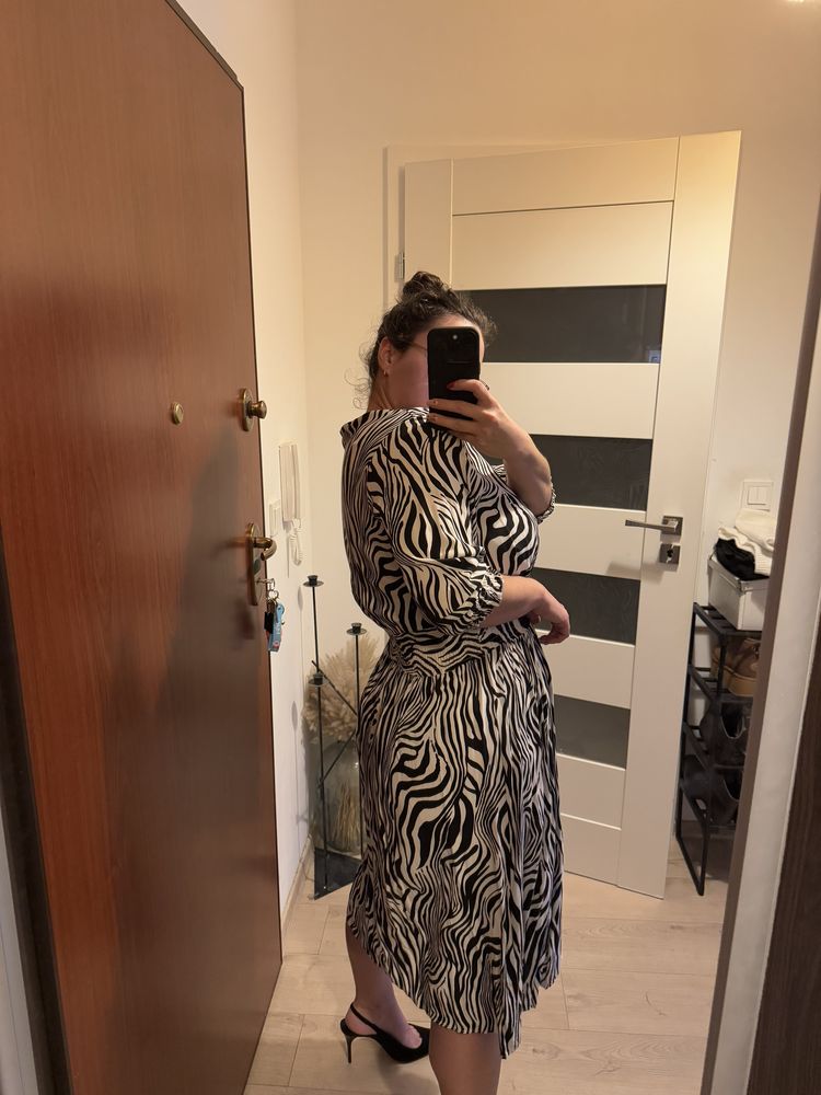 Sukienka wzorzysta elegancka midi zwierzęcy wzór guziki zebra zeberka