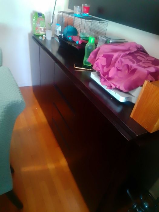 Mesa de sala com 8 cadeiras mais espelho e aparador