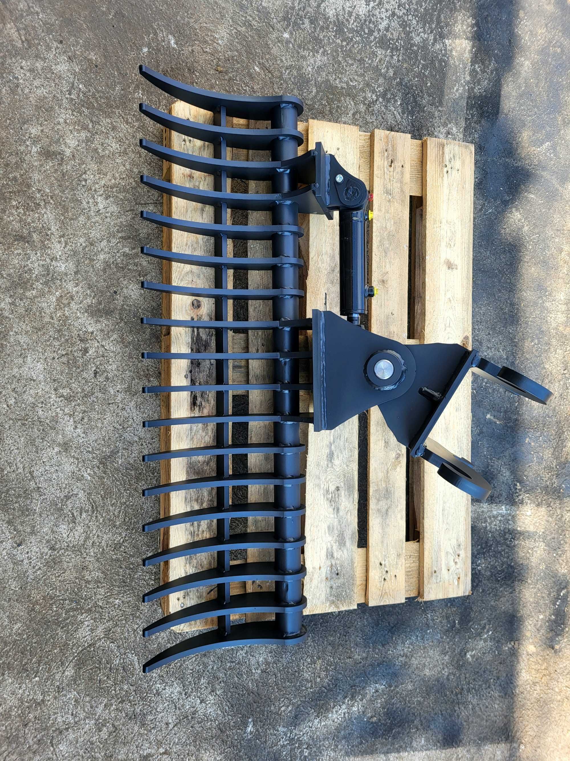Grabie poziomowane hydraulicznie ukosowane do minikoparki 120cm