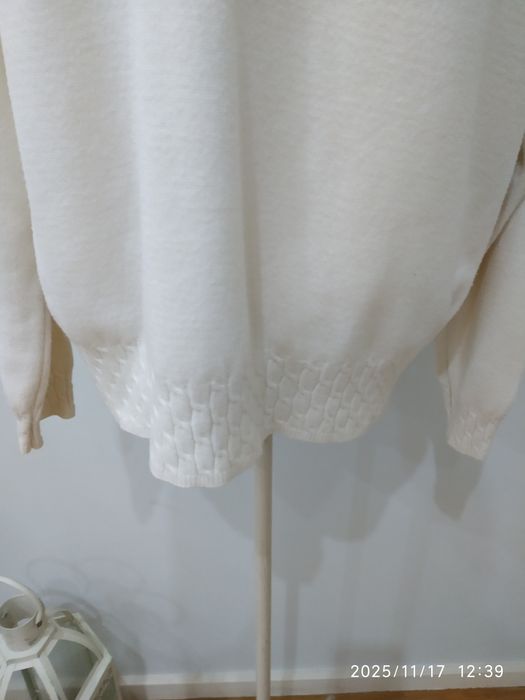 Camisola creme com trabalhado no cós, nas mangas e na gola