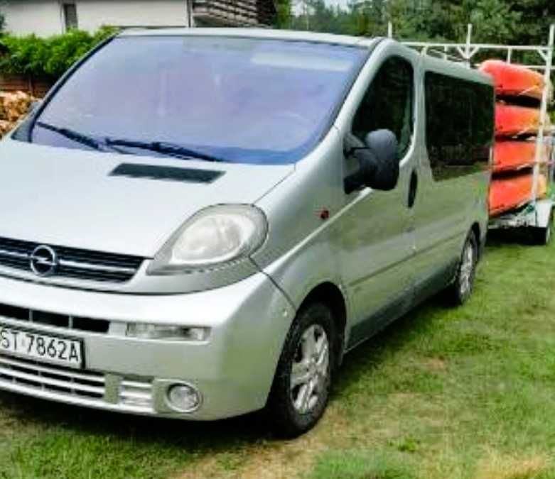 Srebrny Opel Vivaro - 9 osobowy