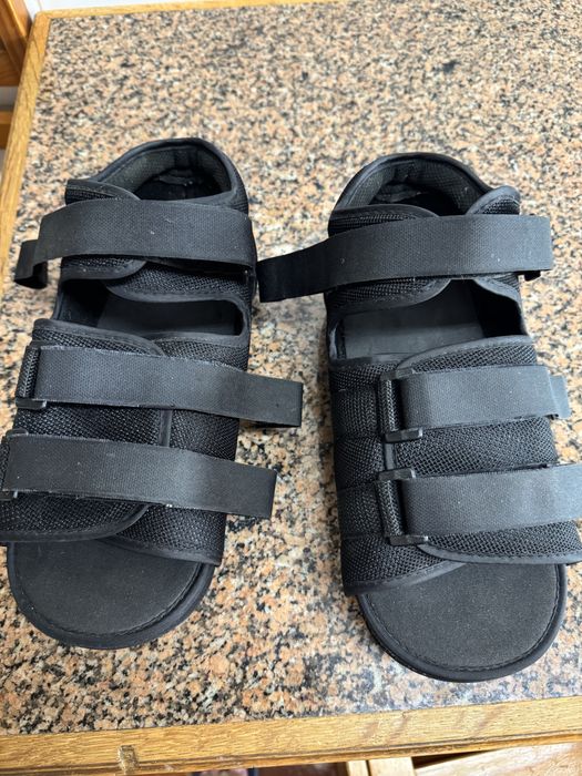 Vendo dois sapatos ortopédicos BAROUK