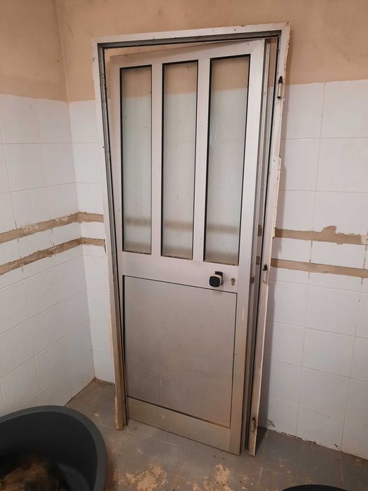 Porta alumínio com caixilharia
