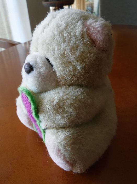 Urso de Peluche abraçado a um i - Disposição: Bom humor i, hi, hi