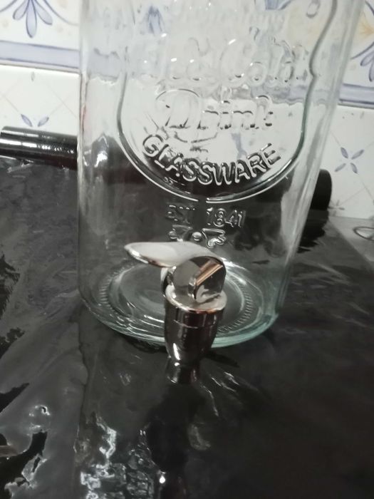Garrafa grande com torneira