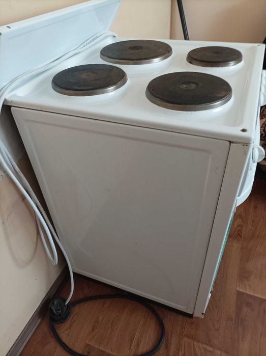 Електроплита  4-х конфорная с духовкой, все працює.