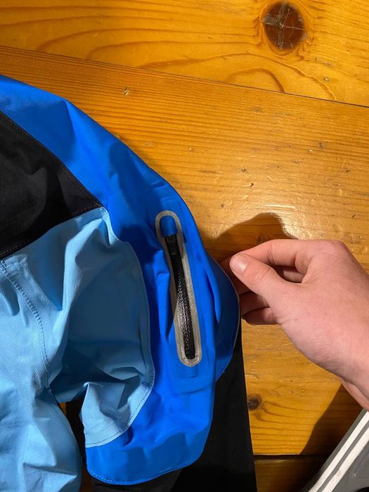 Вітровка gore-tex із надувним клапаном