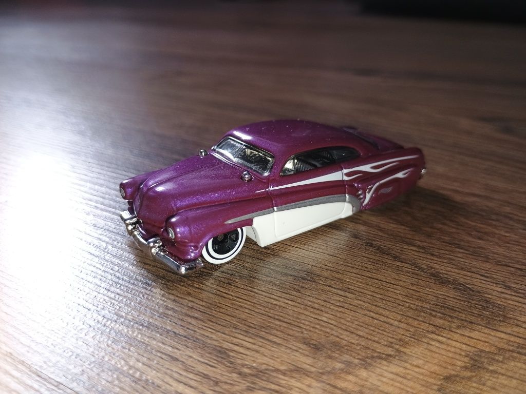 Skrzynka z autkami hot wheels