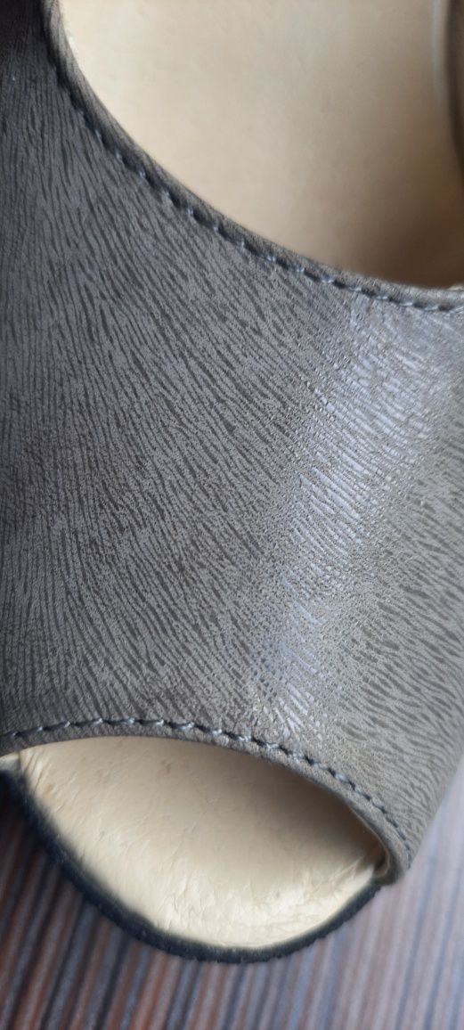 Buty skórzane na koturnie na lato